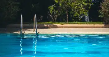 Cet été, comment recycler l’eau de votre piscine ?