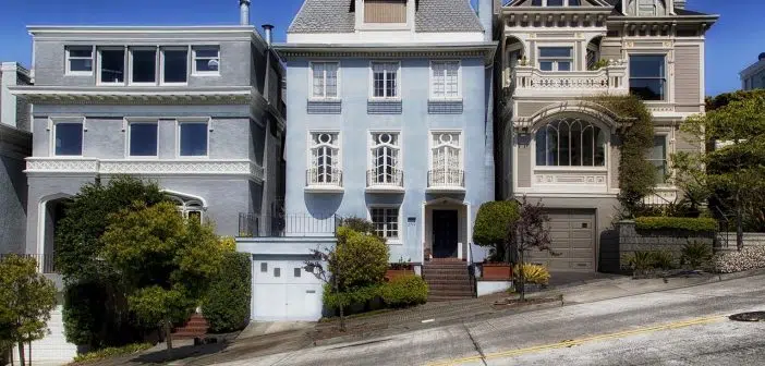 des facades de maisons colorées dans une rue