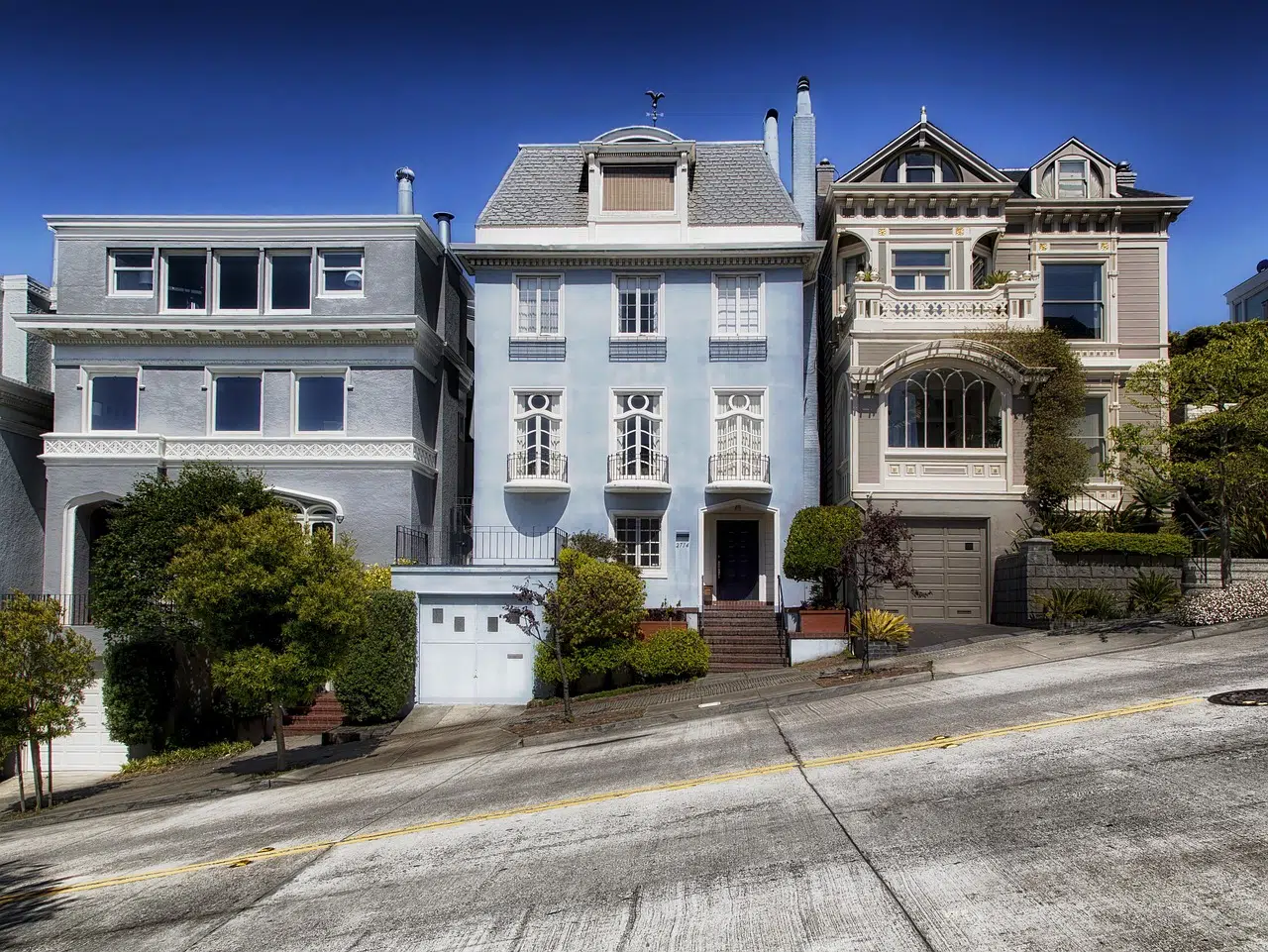 des facades de maisons colorées dans une rue