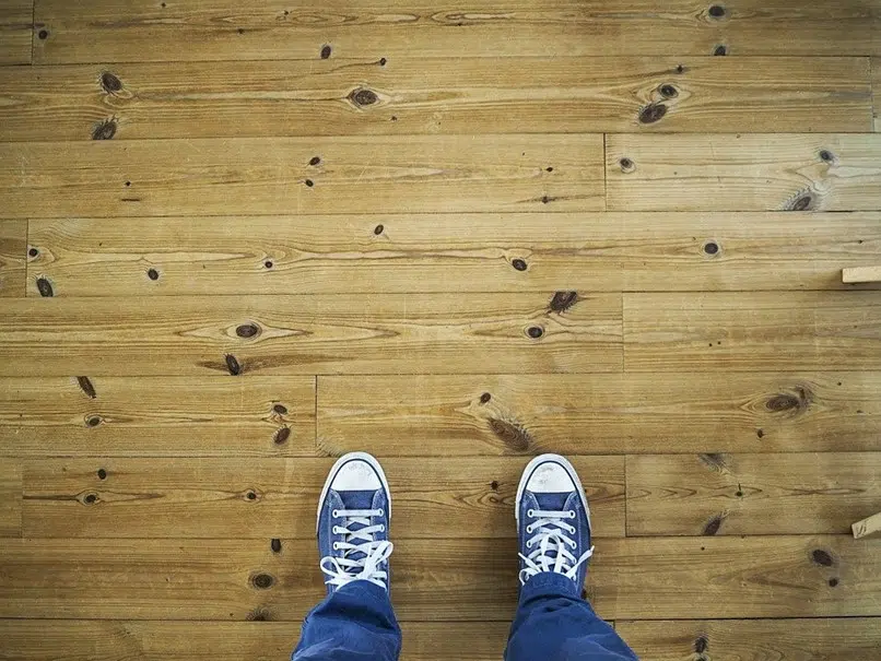 Un homme sur du parquet