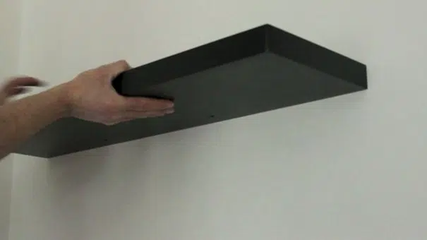 Installation d'une étagère murale