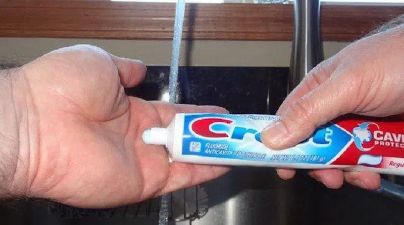 Pourquoi le dentifrice enlève les rayures