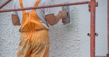 Comment enduire un mur extérieur en parpaings ?