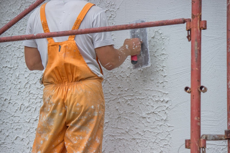 Comment enduire un mur extérieur en parpaings ? Maisonea