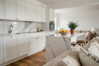 Cuisine ouverte moderne avec cabinetry blanc froid contrastant avec un parquet chêne chaud et un salon attenant