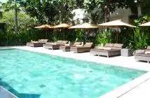 Les avantages des abris de piscine plats et extra plats