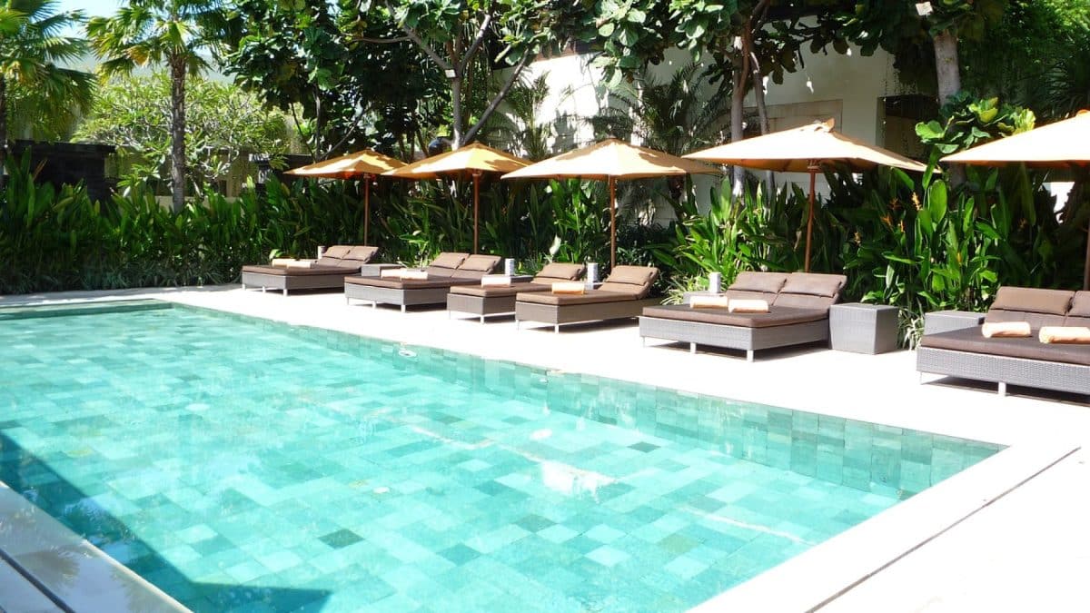 Les avantages des abris de piscine plats et extra plats