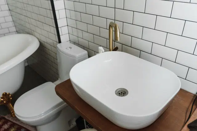 Une salle de bain avec des toilettes