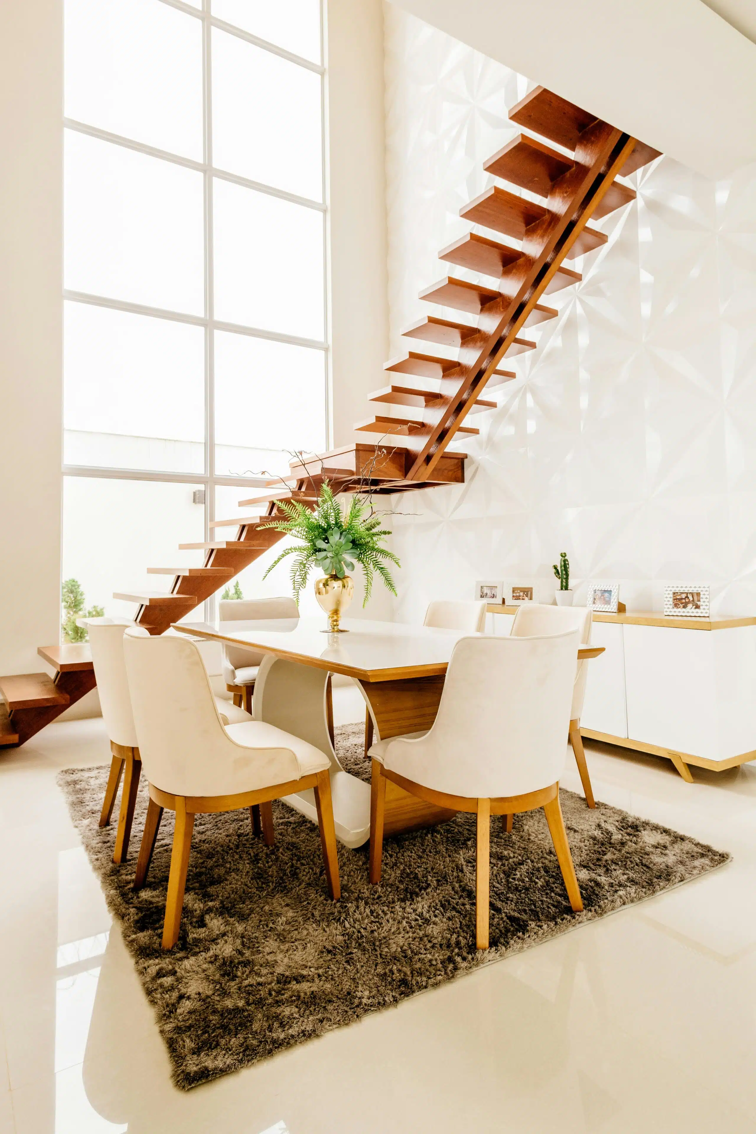 intérieur clair d'une maison avec escalier en bois