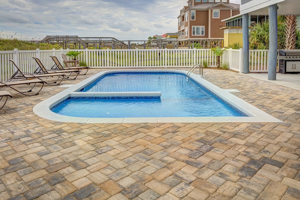 Pourquoi utiliser des margelles de piscine pour son bassin extérieur ? Margelle de piscine